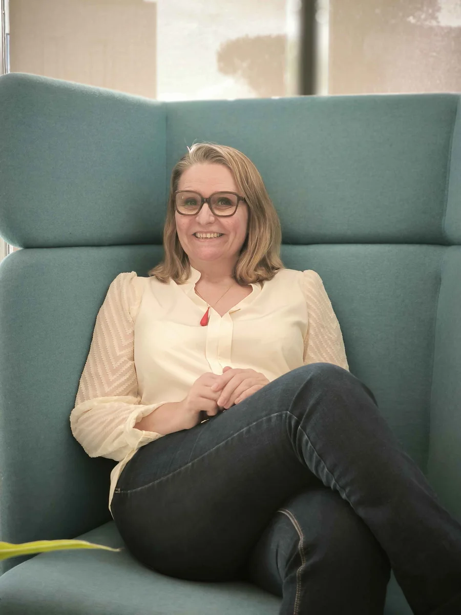 Laëtitia Knopik, diététicienne et coach mentale, dans un fauteuil de son espace de consultation